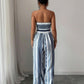 👗💙 Geometrischer Jumpsuit mit Halter-Ausschnitt & Seitenschlitz!