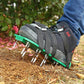 Rasenlüfterschuhe, Gartenrasenlüfter, Spikesandalen mit 26 Spikes und verstellbaren Riemen, Rasenvertikutierer zur effektiven Belüftung des Rasenbodens