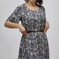 Elegantes Maxikleid mit Gürtel und Print