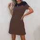 Lässiges Kleid mit Rundhalsausschnitt und Kontraststreifen