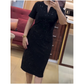 Klassisches schwarzes, glitzerndes Kurzarmkleid mit V-Ausschnitt